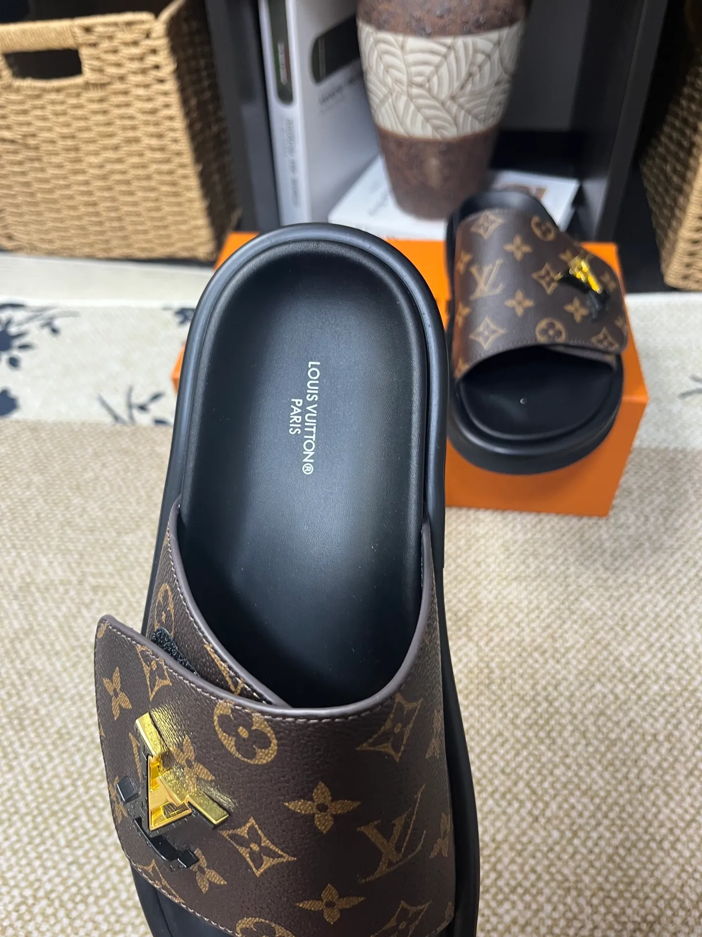 P340 [New Style] [LOUIS VUITTON] Louis Vuitton, LV printing, men's and women's slippers are now on the market, packed in drawer boxes with cloth bags and cards, the upper pattern looks very soft and waxy, and is a super versatile leg slimming tool. Fabric: imported denim/canvas/old fabric, LV hardware LOGO, official website pattern printing, comfortable to wear, feet: high-elastic PU water table. Sole: foam sole, heel height: about 5cm. Code number: 35-46, 35, 45, 46 are custom-made and non-returnable. Color: multiple colors and styles available.